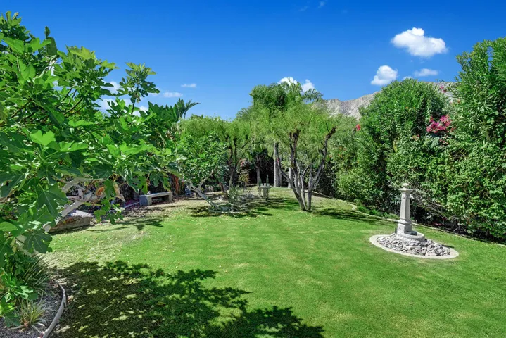FRONT PRIVATE GARDEN YARD MLS