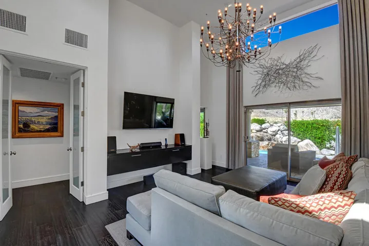 LIVING ROOM CORNER TO MOUNTAINS TIGHT ML