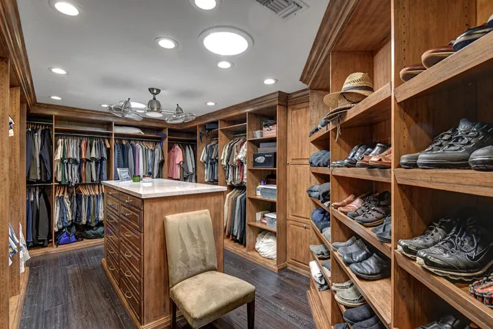 MASTER WALK IN CLOSET MLS