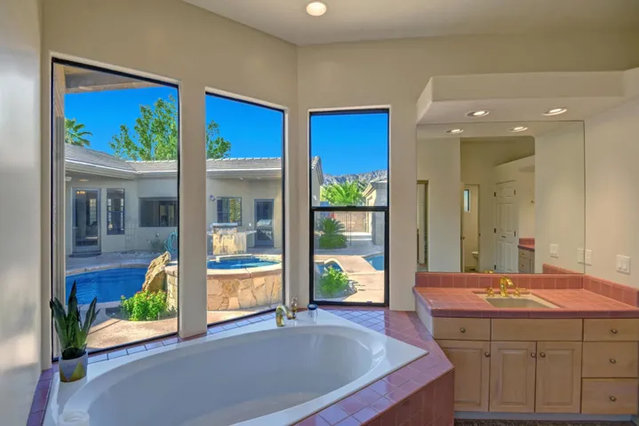 MASTER BATHTUB