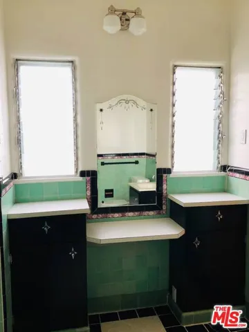 Master Baroom - Makeup area