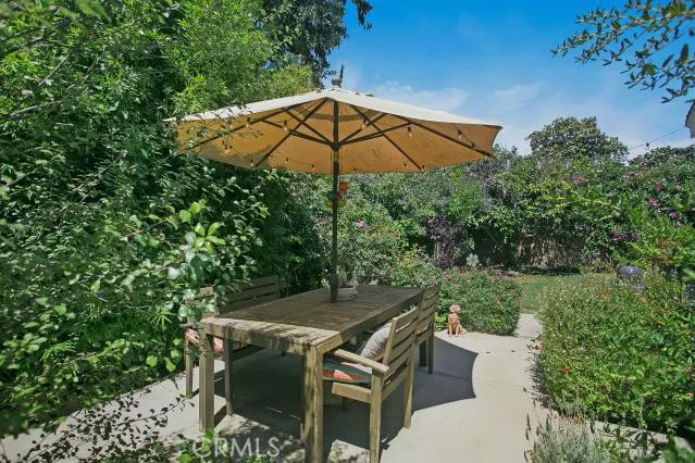 PRIVATE backyard with native landscaping