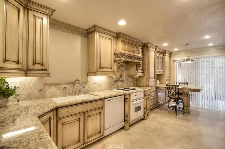 Wow, a million dollar kitchen in a townhouse, that is value!