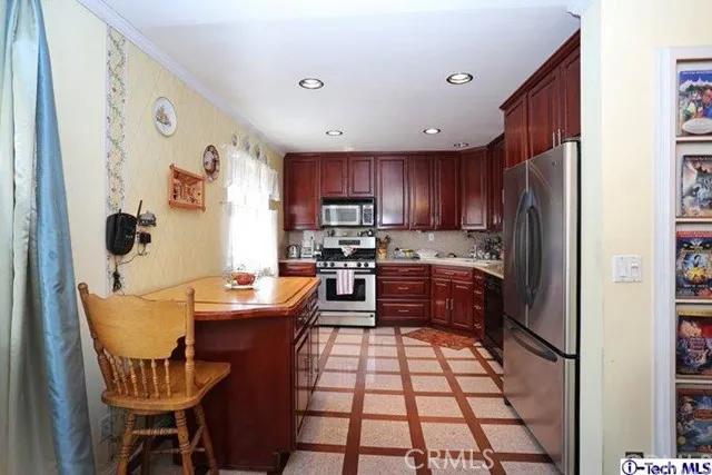 9773 Via Roma, Burbank, California 91504
