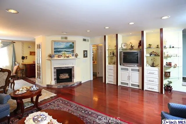9773 Via Roma, Burbank, California 91504
