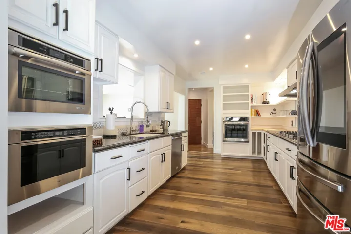 15500 Royal Ridge Road, Sherman Oaks, California 91403