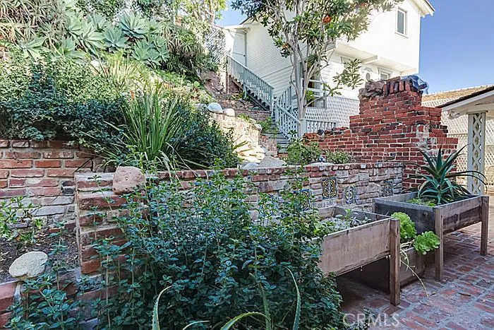This is the terraced garden.  The raised beds in boxes are a perfect place to grow basil, oregano and thyme!