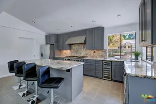 eat in bar in the kitchen
