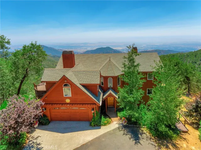 1085 Apple Tree Lane, Lake Arrowhead, California 92385