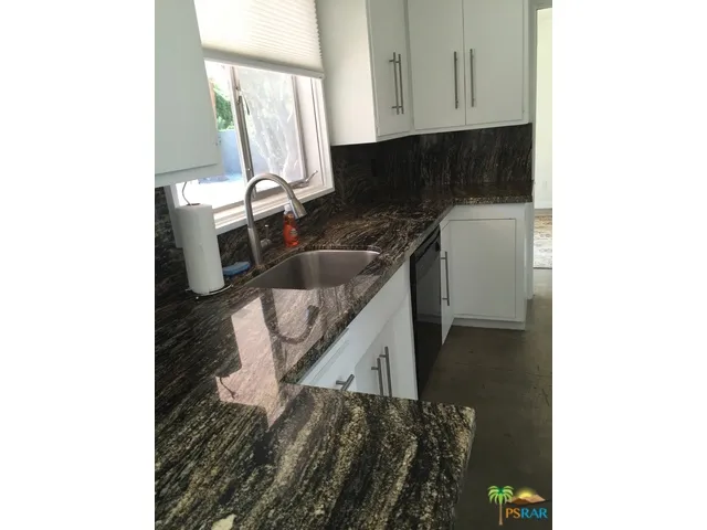 Granite kitchen counters!