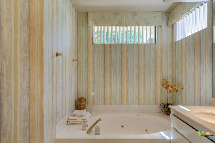 jetted spa tub