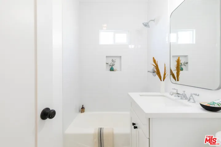 1126 W Edgeware Road 1/2, Los Angeles, California 90026