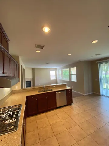 Gas Cooktop & Breakfast Bar