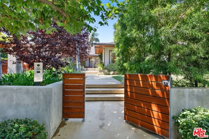 1125 Napoli Drive, Pacific Palisades, California 90272
