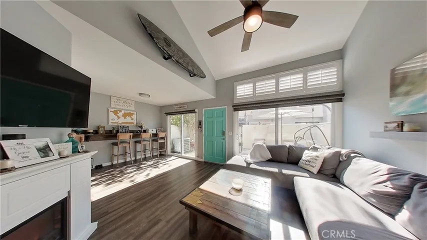 Welcome to the living/dining room.