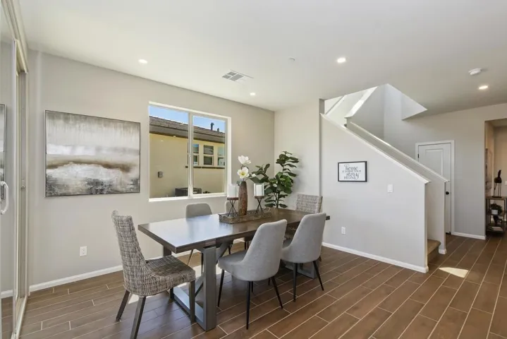 006_Dining Area