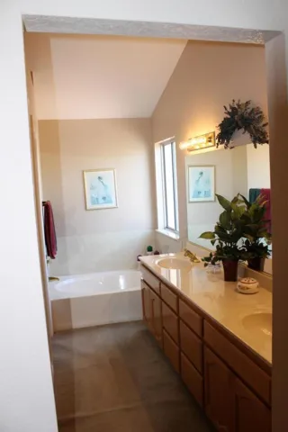 702 Whitney Court, Los Banos, California 93635