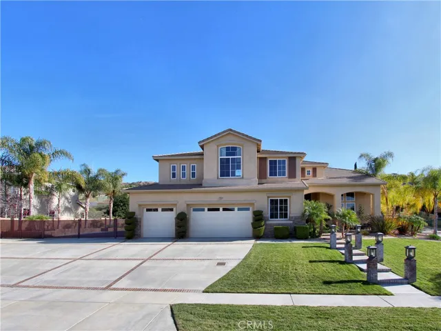Check out that extra wide driveway.