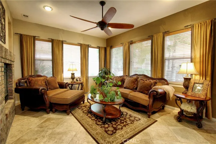 Living room picture #3