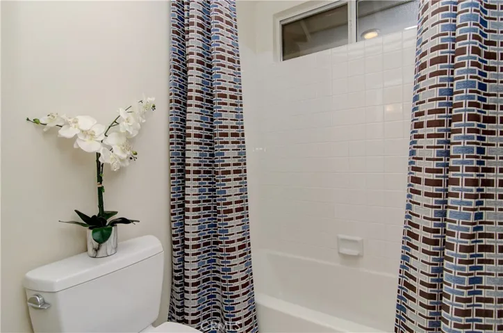 Separate tub area helps with bathroom traffic jams in the morning...