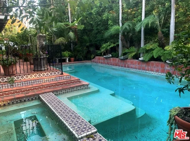 215 Palisades Avenue, Santa Monica, California 90402