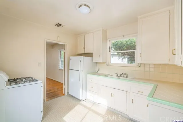 5400 Veloz Avenue, Tarzana, California 91356