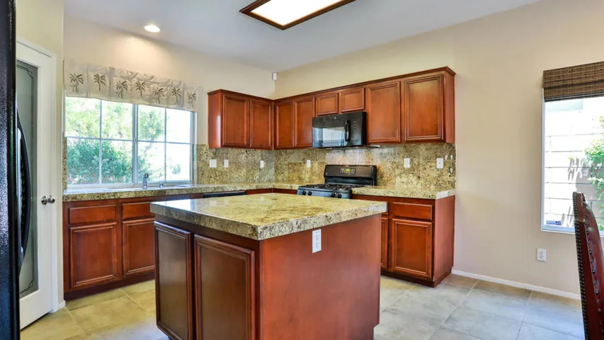 520252