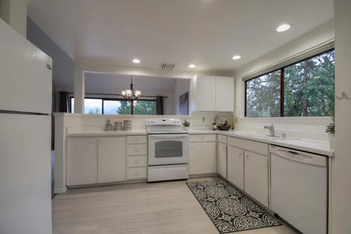 31 Oak Forest Place, Santa Rosa, California 95409