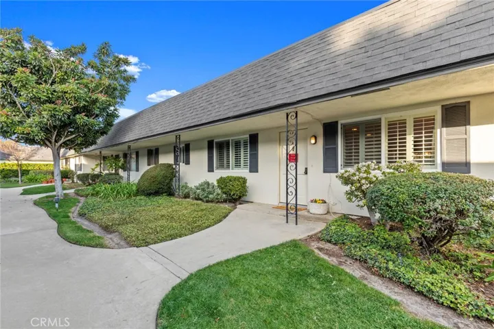 Come home to the well maintained community of Victoria Gardens