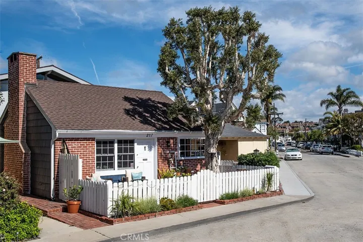 217 Topaz Avenue, Newport Beach, California 92662