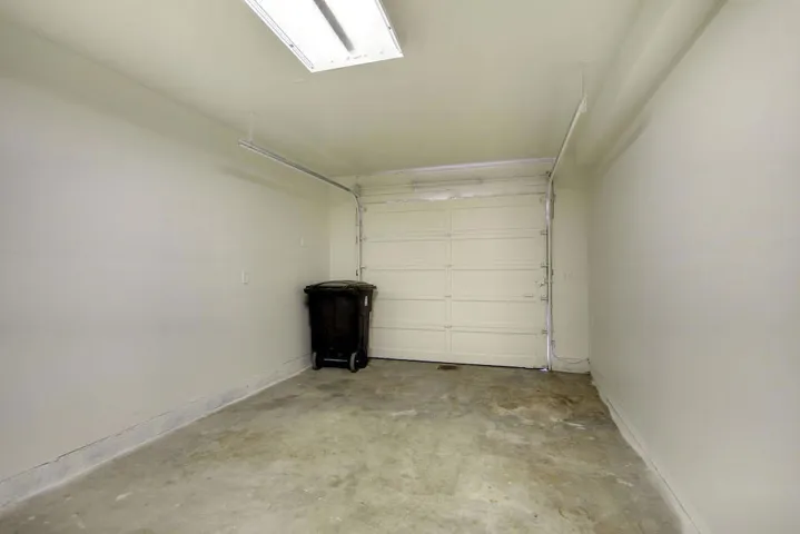 garage-2_50226915667_o