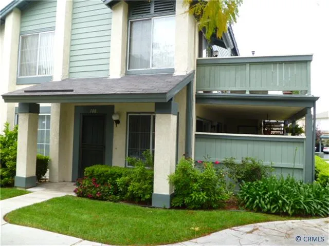 Fantastic end unit with sunny southern exposure!