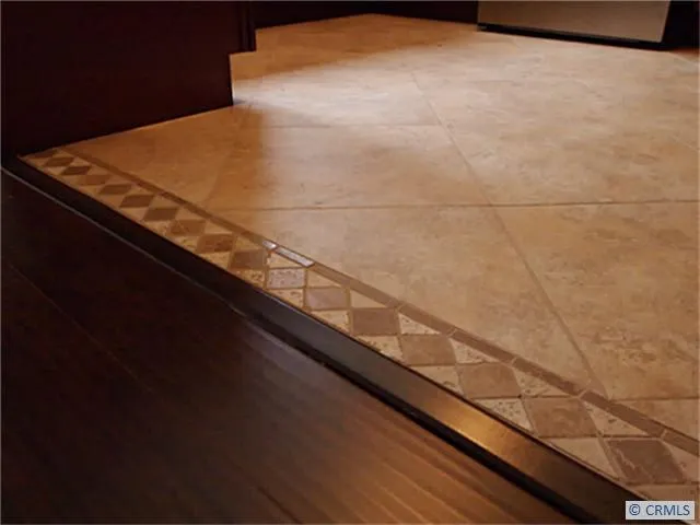 Beautiful borders in kitchen