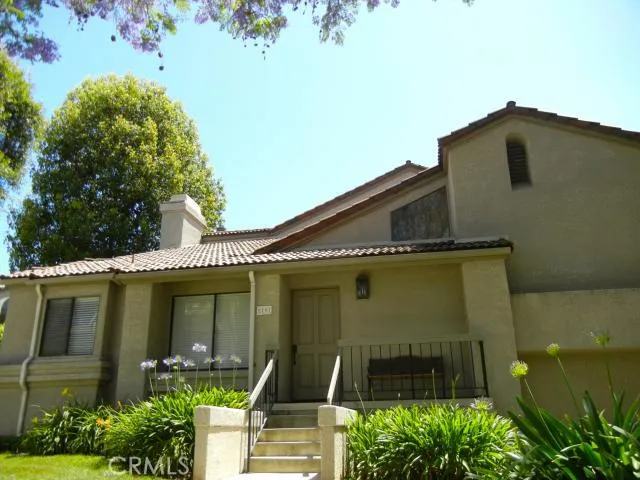 End Unit with nicely landscaped front yard