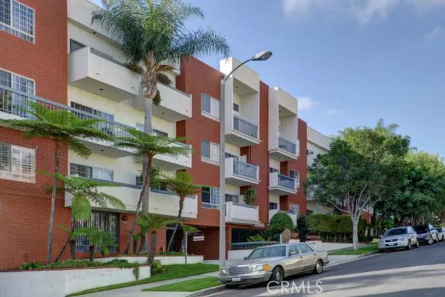 Wonderfully maintained, security condo complex on quiet street with very little traffic