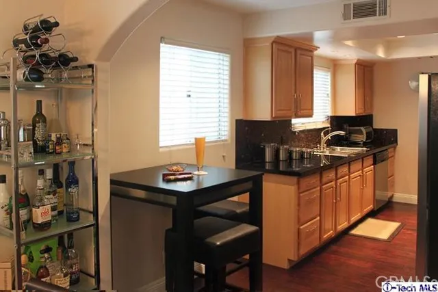 5242 Kester 5, Sherman Oaks, California 91411