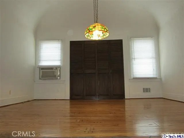 1239 Oakridge Drive, Glendale, California 91205