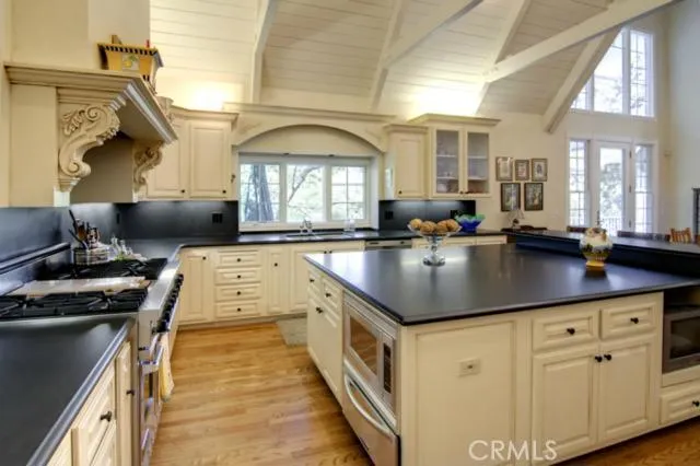 28937 Shore Road N, Lake Arrowhead, California 92352