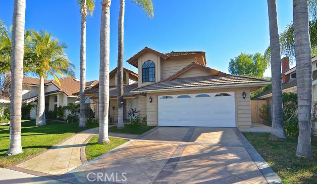 Beautiful home with gorgeous paradise curb appeal located on a very quiet cul-de-sac