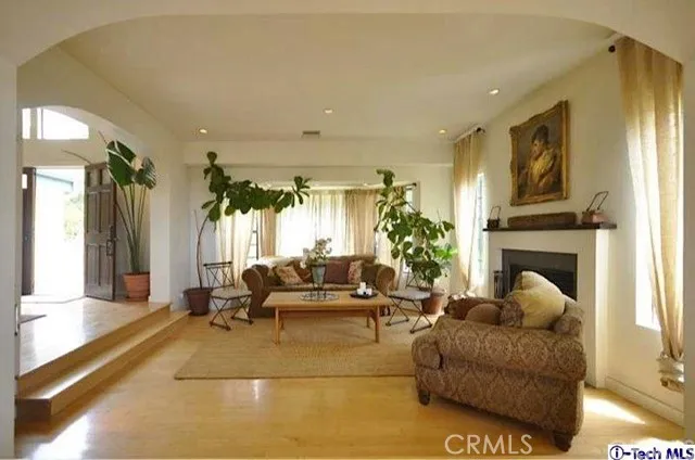 9460 Wayside Drive, Sunland, California 91040