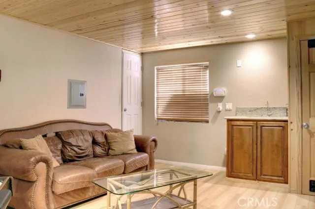 201 W Sherwood Boulevard, Big Bear, California 92314