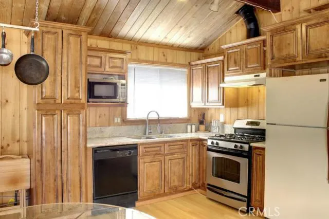 201 W Sherwood Boulevard, Big Bear, California 92314