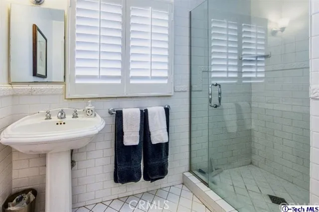 401 Meadows Drive, Glendale, California 91202
