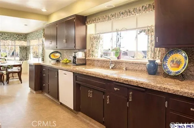 401 Meadows Drive, Glendale, California 91202