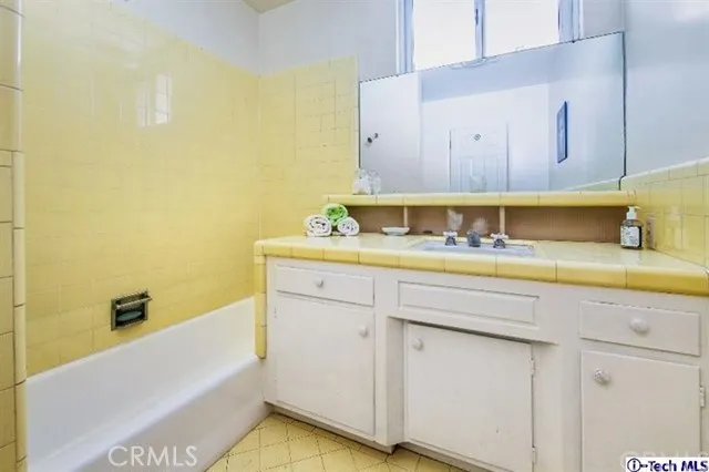 401 Meadows Drive, Glendale, California 91202