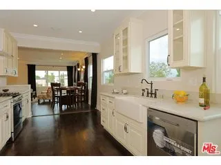 Master baroom wi dual sinks
