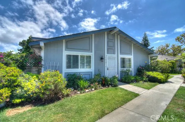 Enchanting cottage on a semi-private greenbelt, feels like a single family bungalow!