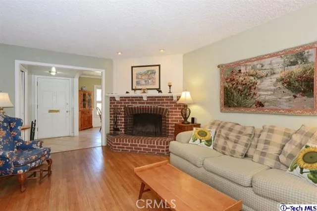 2737 Paraiso Way, La Crescenta, California 91214
