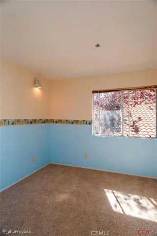Secondary bedroom. Carpet floor