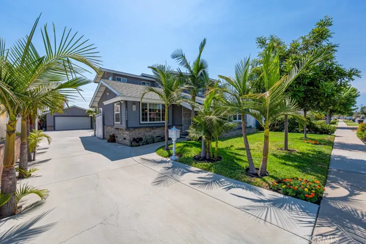 Front of house/Driveway/Garage